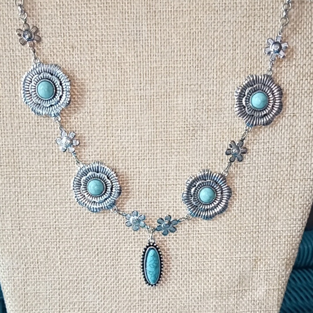 Elegant Silver and Turquoise Necklace